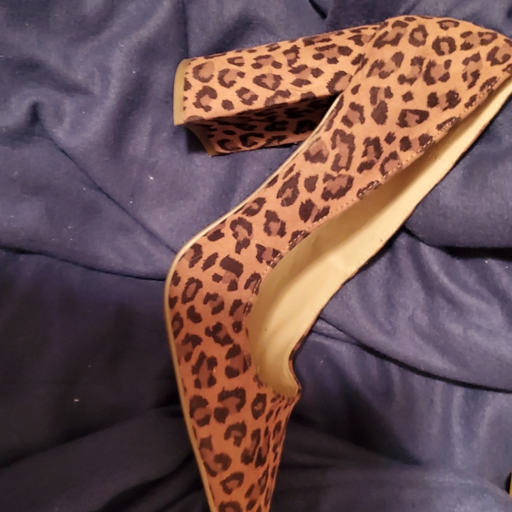Womens heeled pumps size 11 leopard print